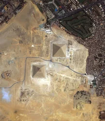 Vista satelital de las pirámides de Giza, Egipto. Crédito NASA.